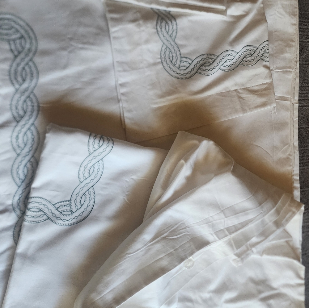 Queen  Duvet Green Trim and 2 Shams